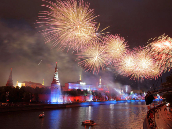 Праздничный салют 9 мая в Москве будет дан в 22:00