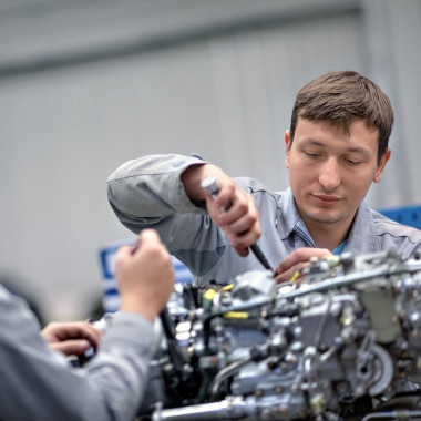 На «ОДК-Климов» студенты трека «Крылья Ростеха» получили профессию сборщика авиадвигателей