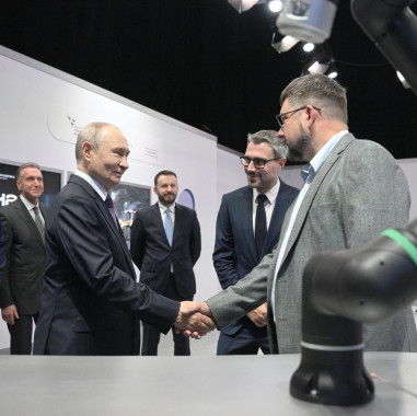 Партнерская компания Ростеха познакомила Владимира Путина с серийными коботами для промышленности