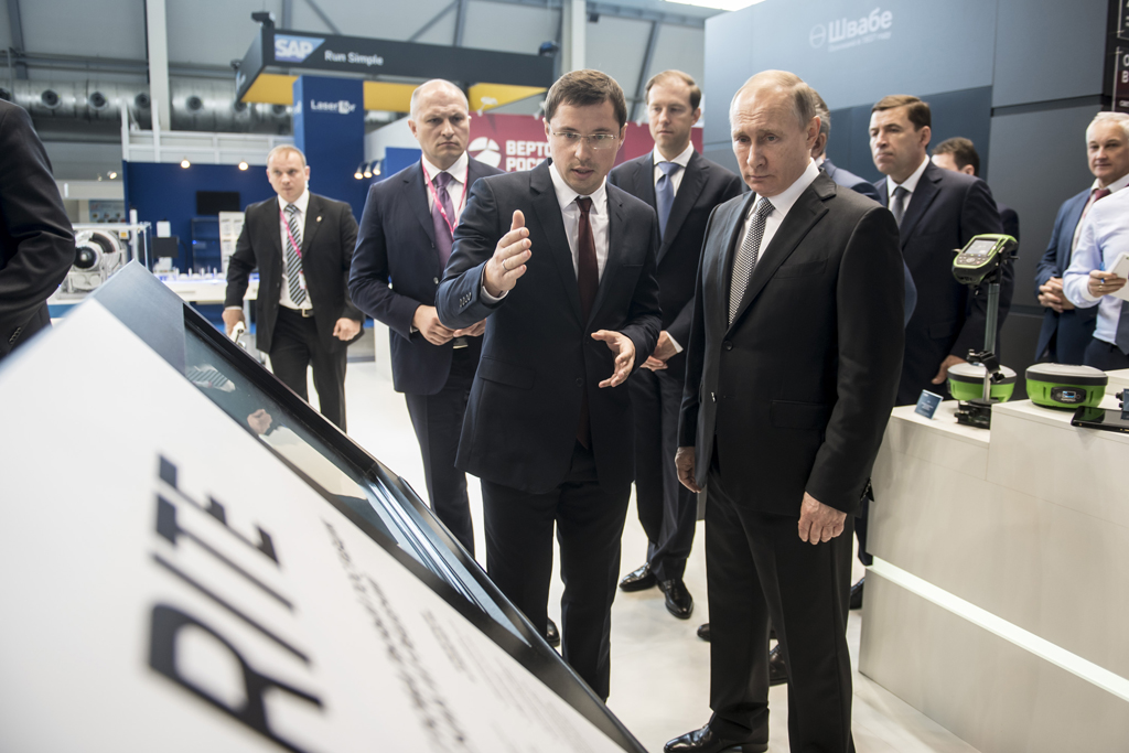 Владимир Путин посетил стенд Ростеха на выставке ИННОПРОМ