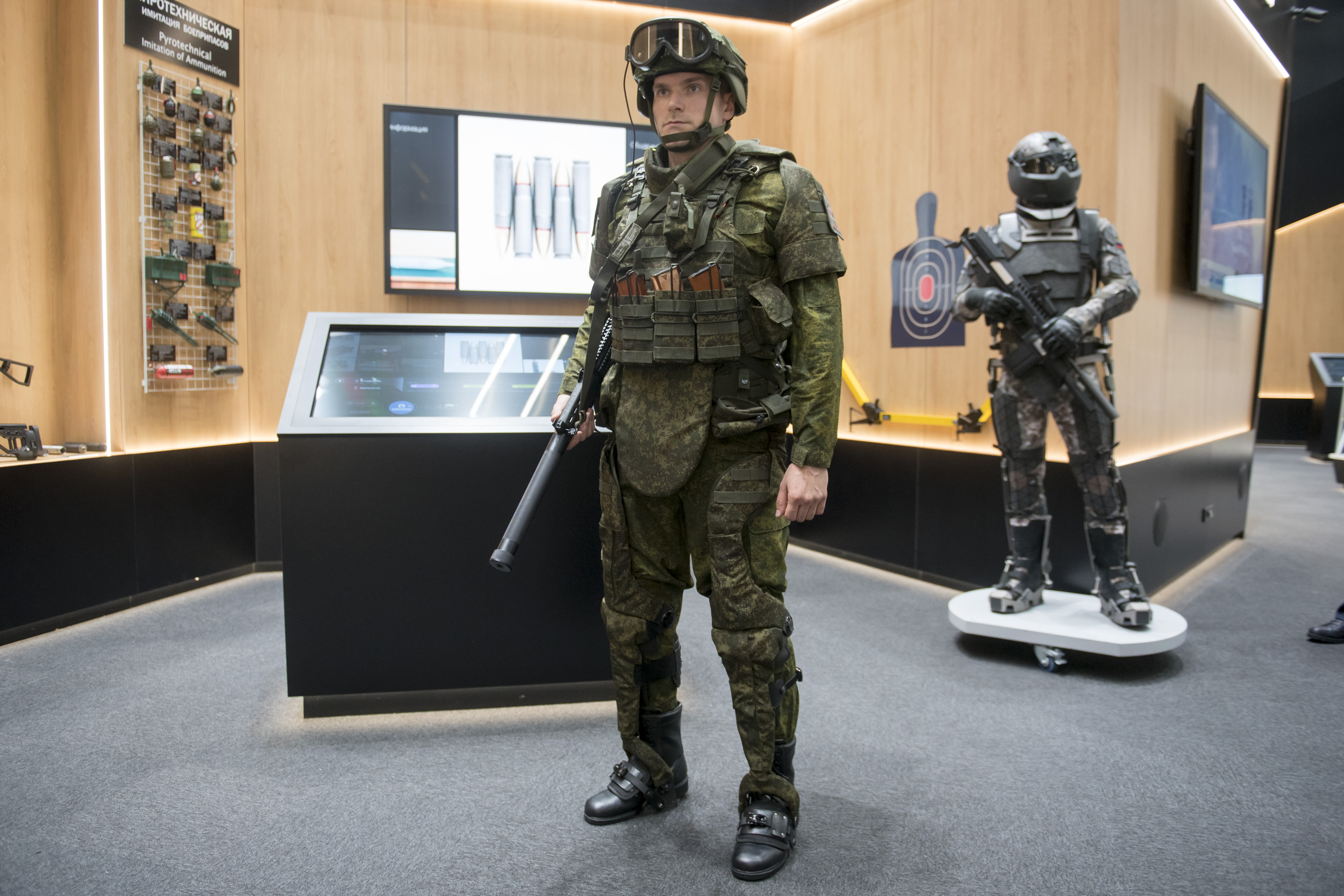 Rostec for the First Time Demonstrates Operative Exoskeletons for the New Generation of the Ratnik Combat Suit