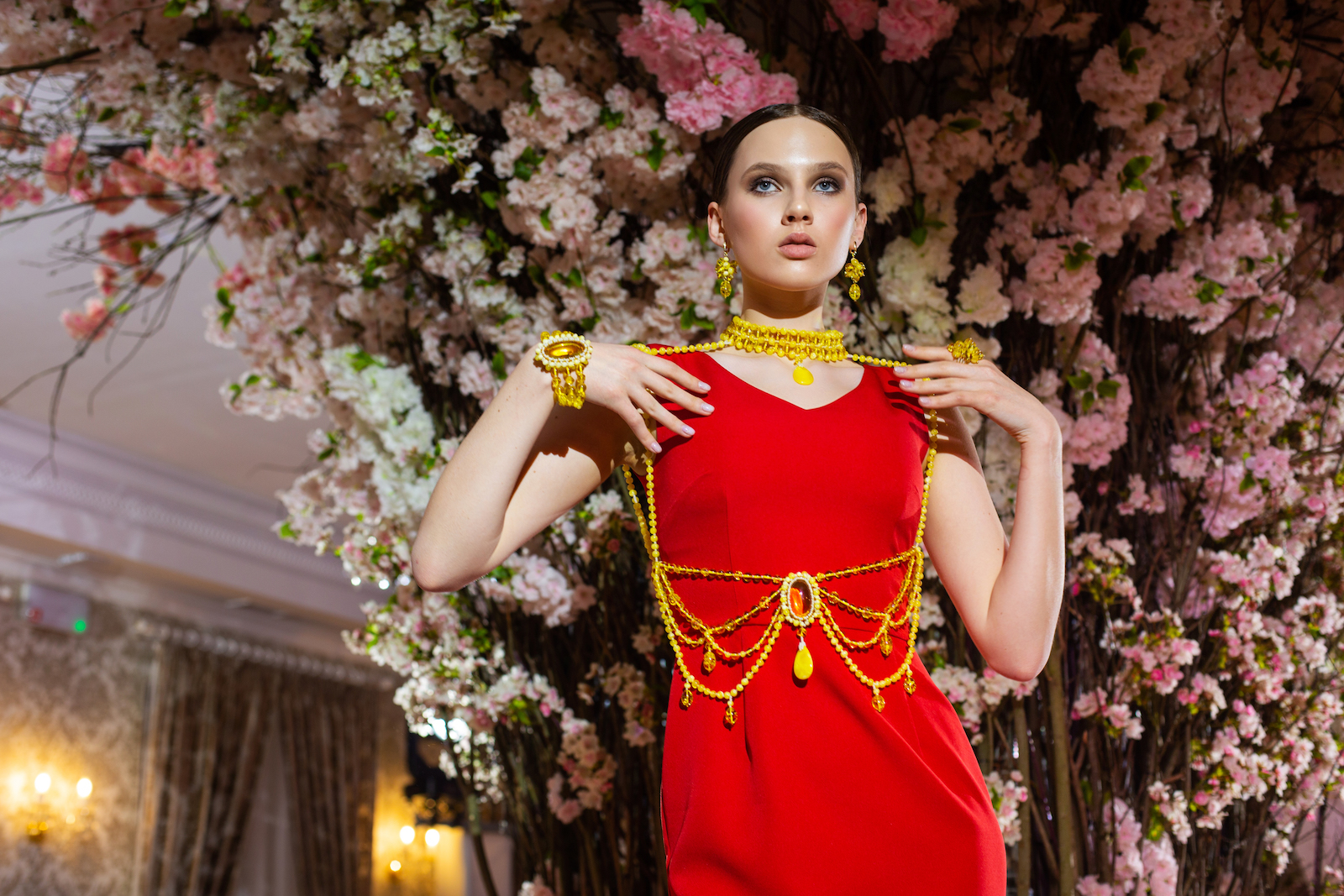 Калининградский комбинат выпустил коллекцию одежды с инкрустированным янтарем 