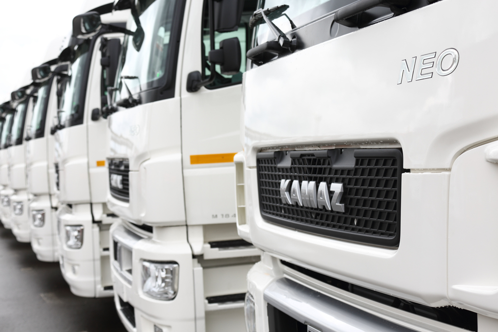 КАМАЗ поставил транспортной компании партию тягачей NEO