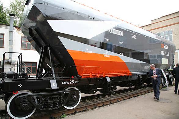 Уралвагонзавод демонстрирует современный вагон-хоппер для перевозки руды