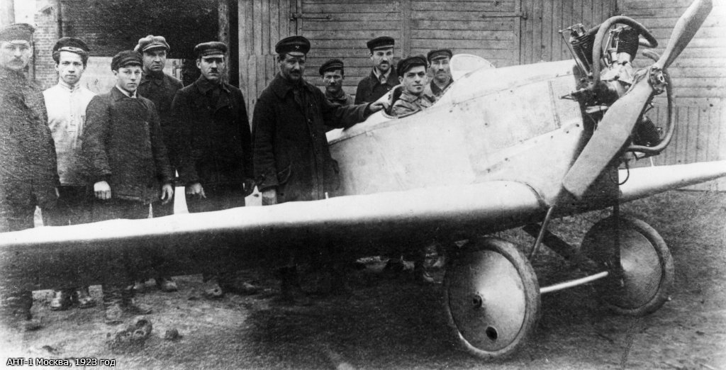 2.Konstruktor-A.N.Tupolev-v-tsentre-u-ANT-1..jpg