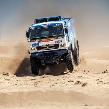 Эдуард Николаев пересек экватор ралли «Шелковый путь» первым