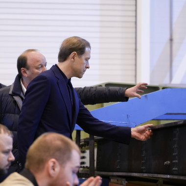 Денис Мантуров посетил ЦАГИ и ульяновское предприятие ОАК
