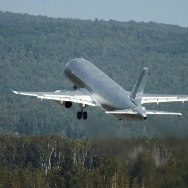 В Комсомольске-на-Амуре совершил первый полет импортозамещенный SJ-100, построенный по серийным технологиям