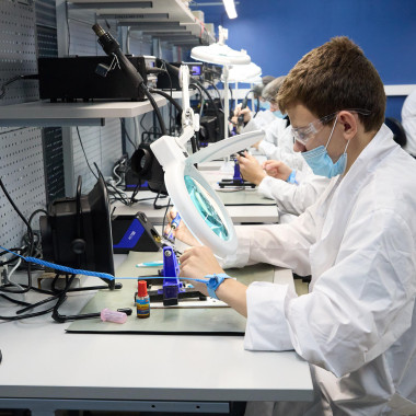 Уральское предприятие «Швабе» расширило поддержку практики для студентов техникума «Автоматика»