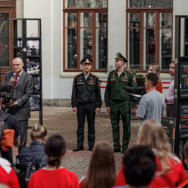 Уралвагонзавод открыл на Киевском вокзале фотовыставку «Священный завод»