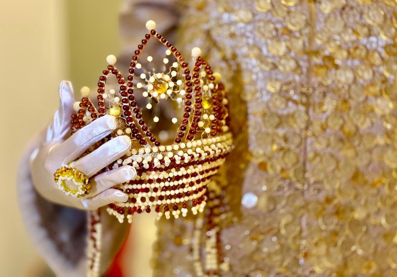 Янтарный комбинат Ростеха создал кокошник из солнечного камня