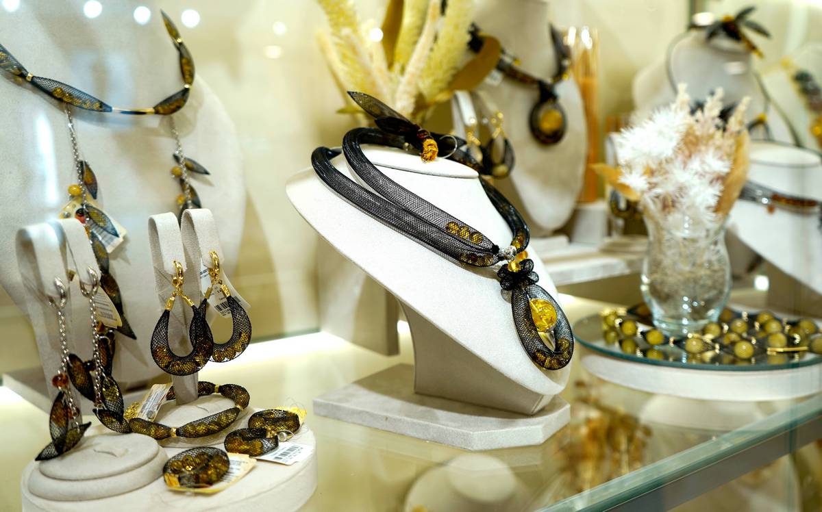 Янтарный комбинат Ростеха открыл фирменный бутик в самом западном городе России