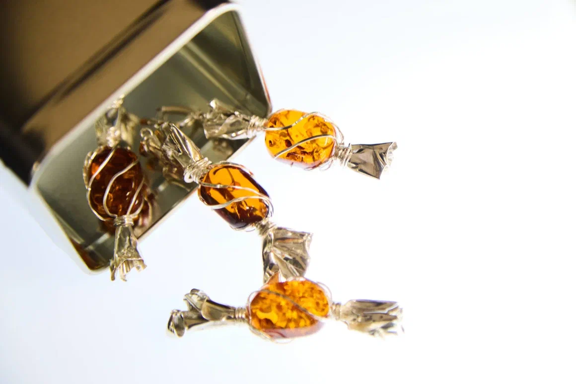 Янтарный комбинат Ростеха изготовил серьги-конфеты, придуманные искусственным интеллектом