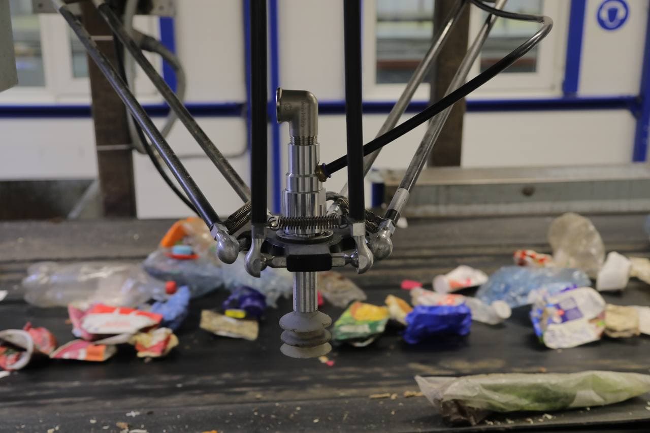 На предприятии Ростеха по переработке отходов стартовало соревнование роботов-сортировщиков