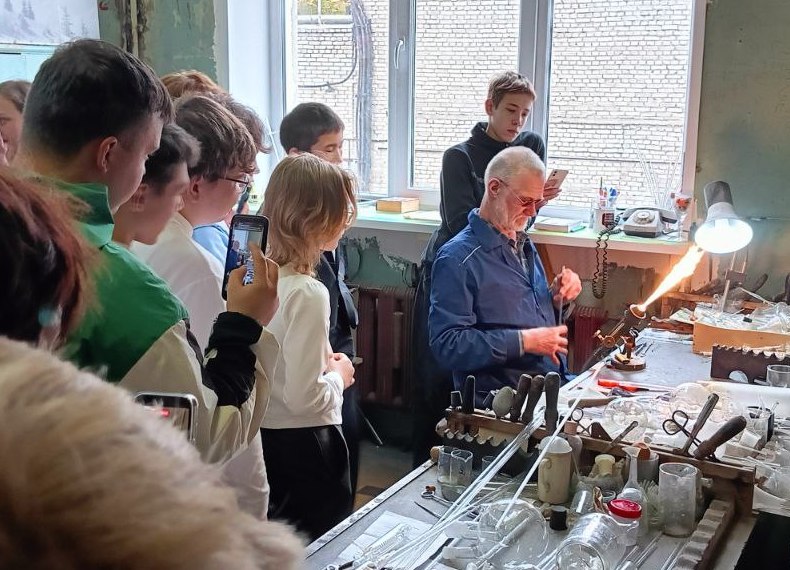 Школьники посетили НИИ полимеров