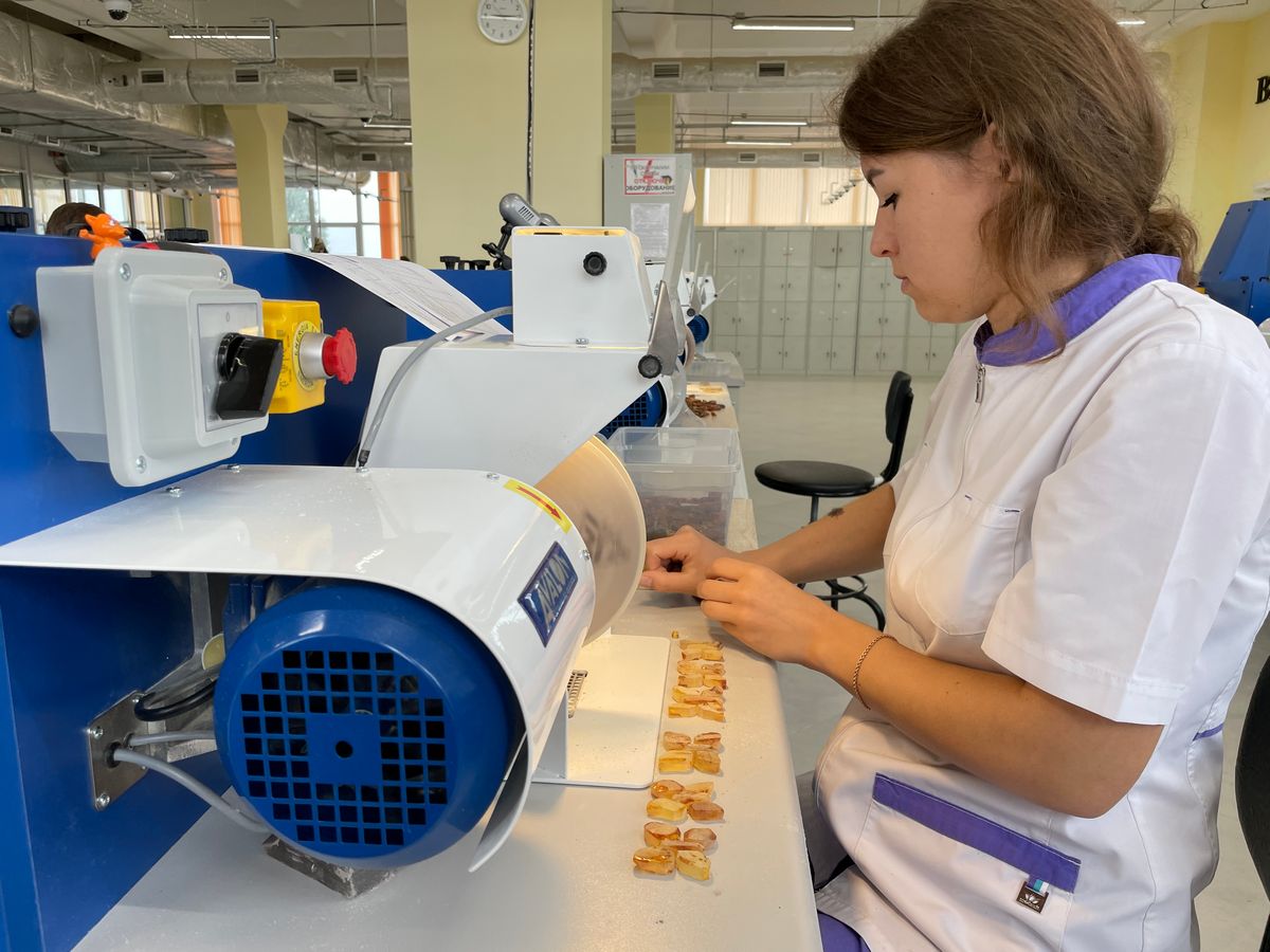 Калининградскому янтарному комбинату исполняется 76 лет