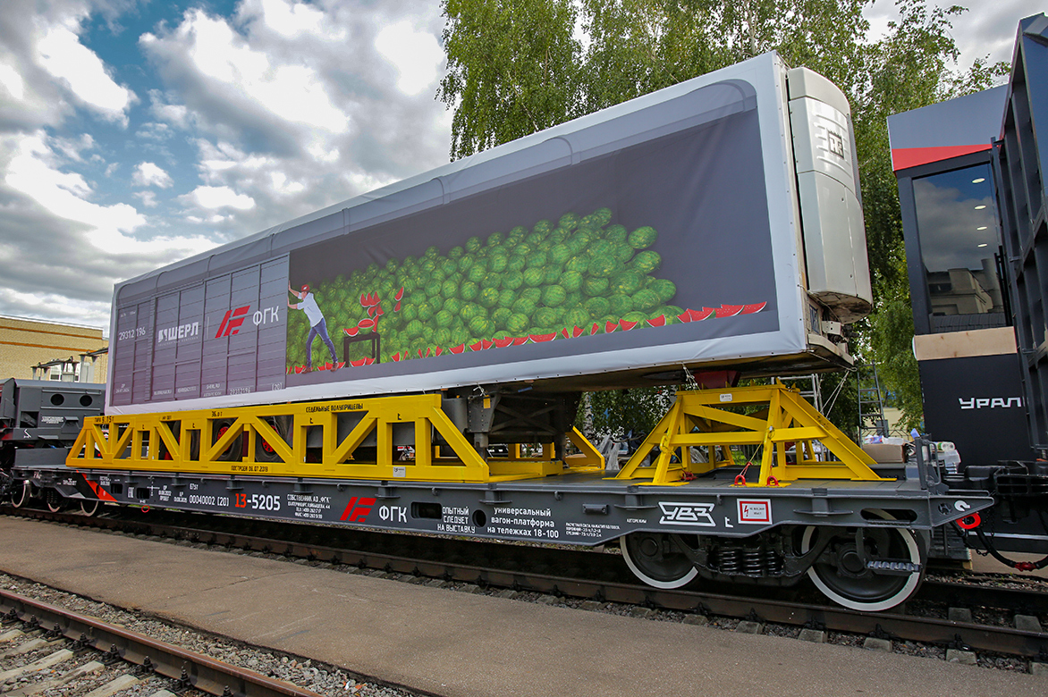 Уралвагонзавод начал серийное производство новой контрейлерной платформы