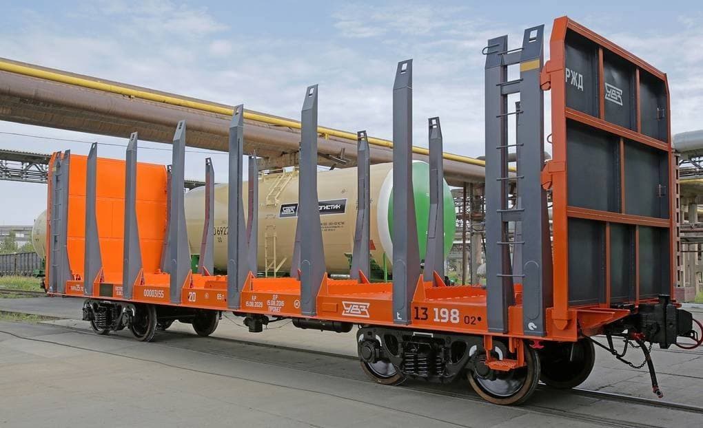 Уральское КБ вагоностроения обновило вагоны-платформы для перевозки лесоматериалов
