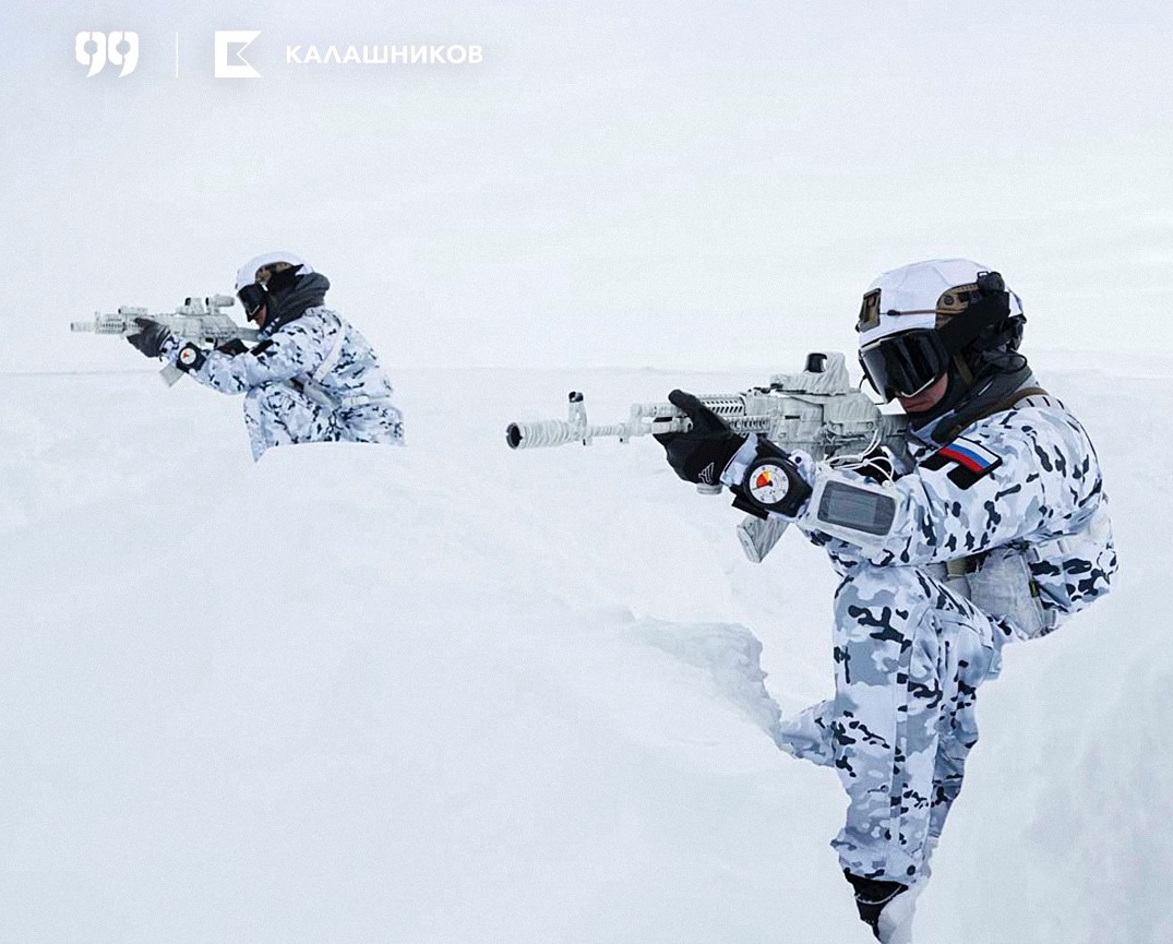 Российские военные совершили десантирование в Арктике в экипировке «Калашникова»