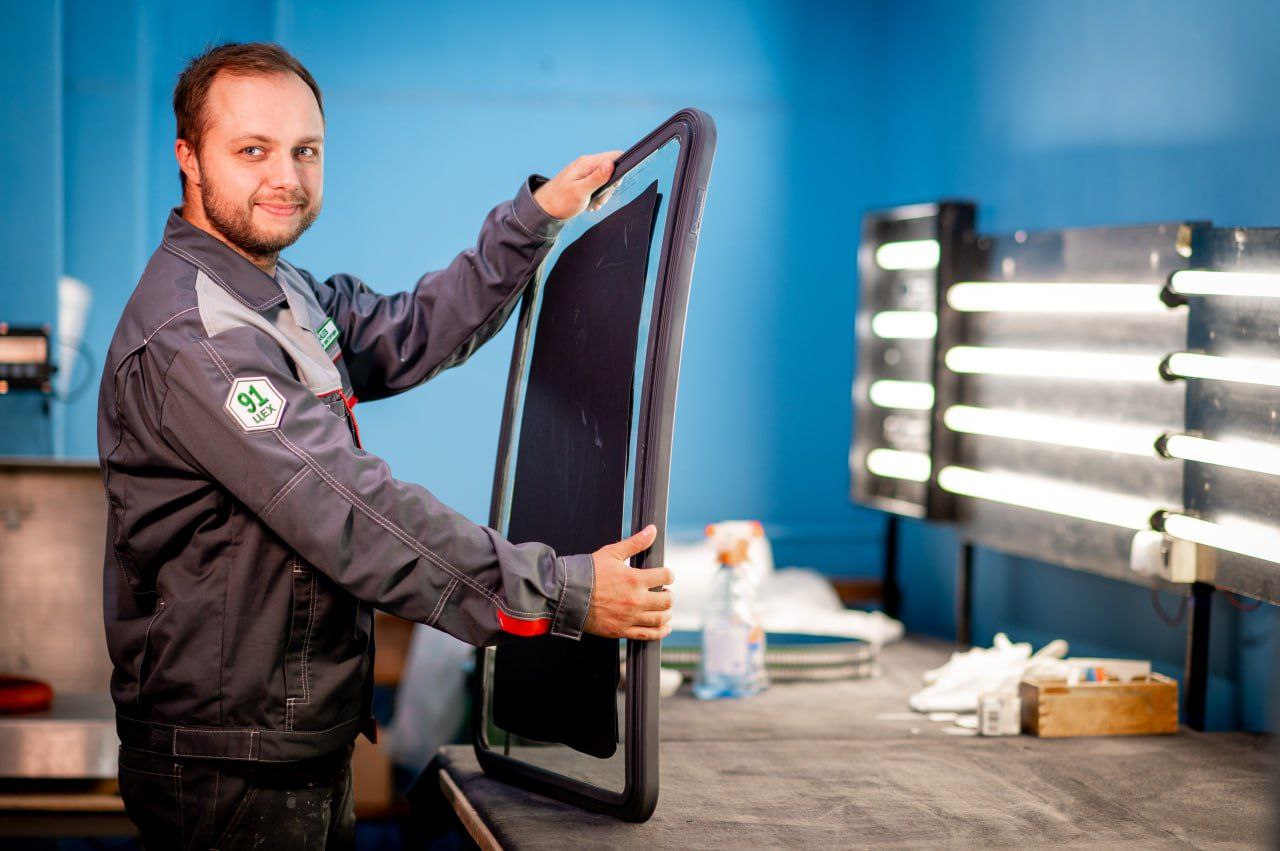 Профессии Ростеха: сборщик стеклоизделий