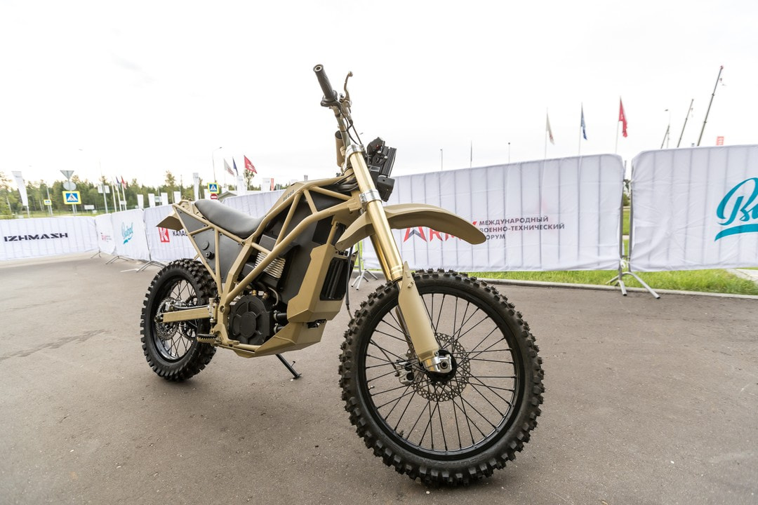 Военные автоинспекторы Москвы пересаживаются на электромотоциклы «Калашникова» 