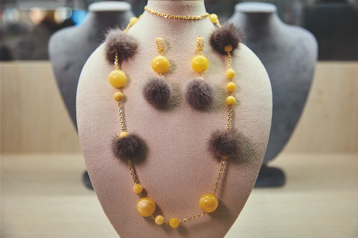 Янтарный комбинат начал серийное производство украшений с мехом норки