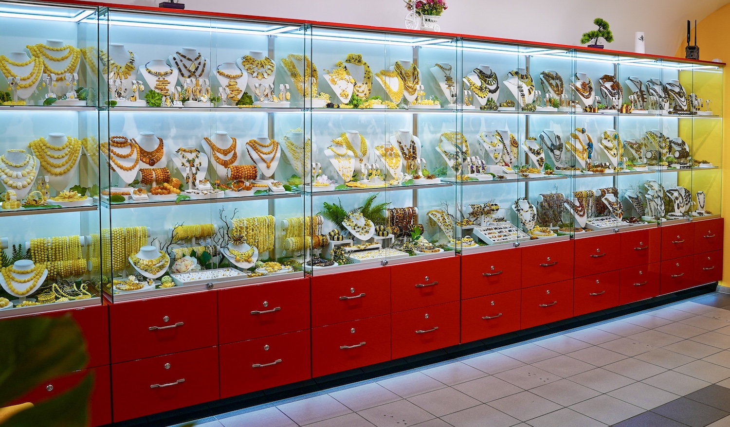 Янтарный комбинат открыл в Санкт-Петербурге свой самый большой магазин 