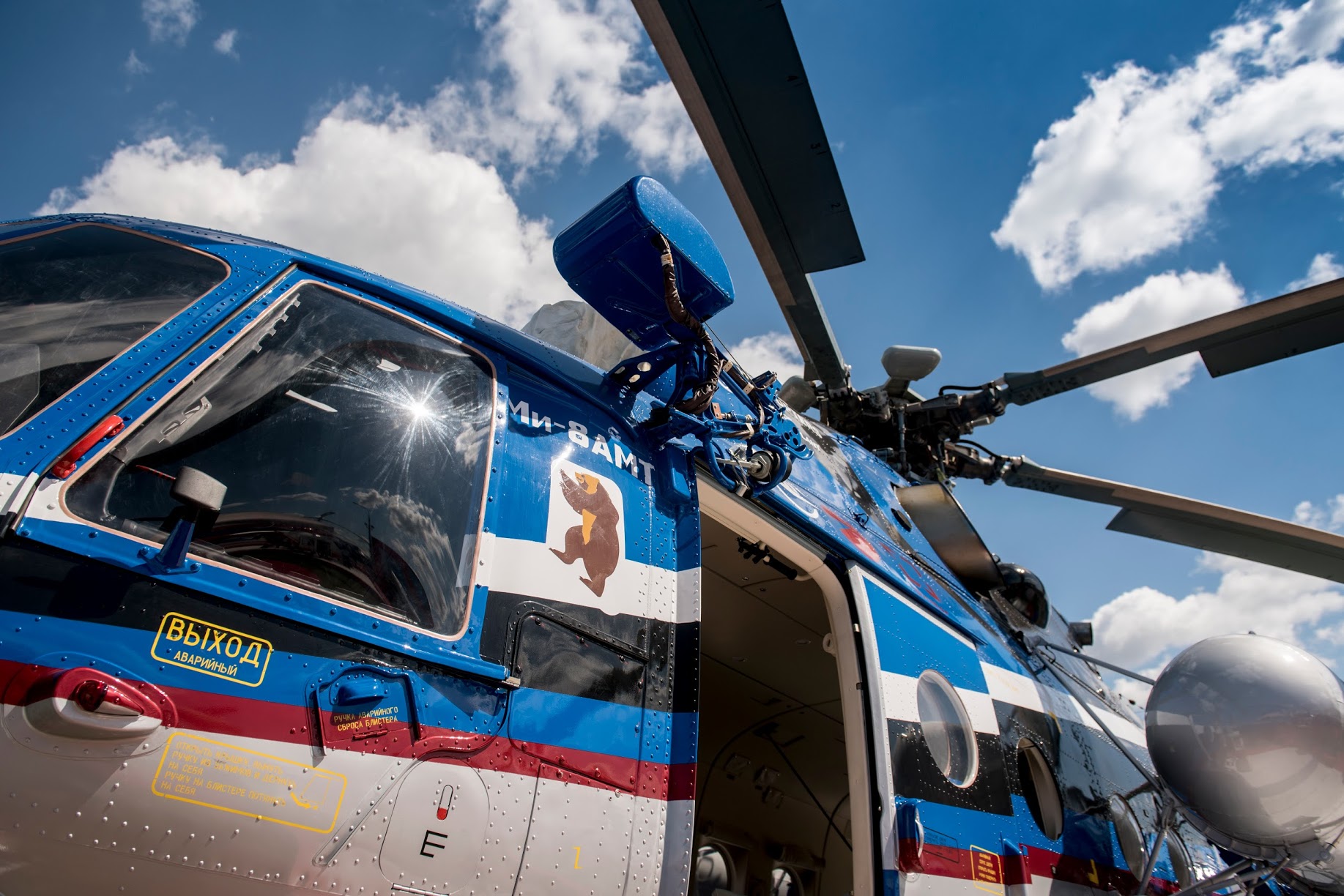 «Вертолеты России» передали медицинские Ми-8 для труднодоступных районов страны
