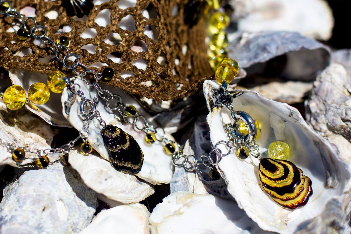 Янтарный комбинат соединил в одной коллекции несколько техник обработки камня