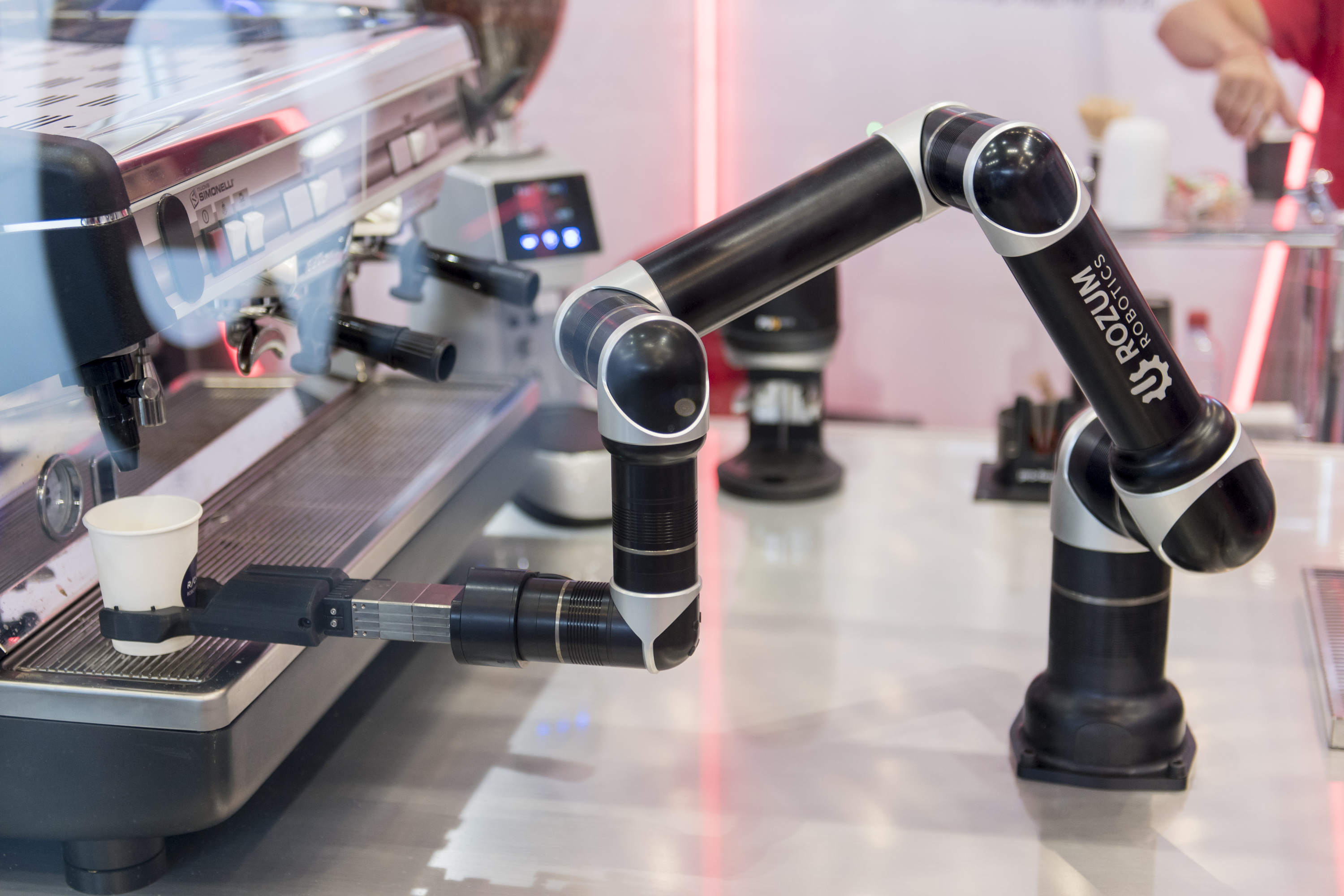 Ростех и Rozum Robotics демонстрируют универсальный робот с высокоточными «руками»