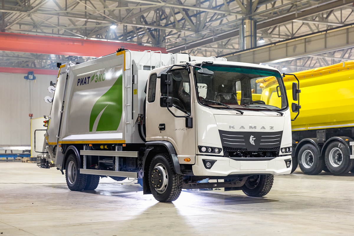 На базе шасси КАМАЗ-Компас-12 изготовлен мусоровоз для российских регионов