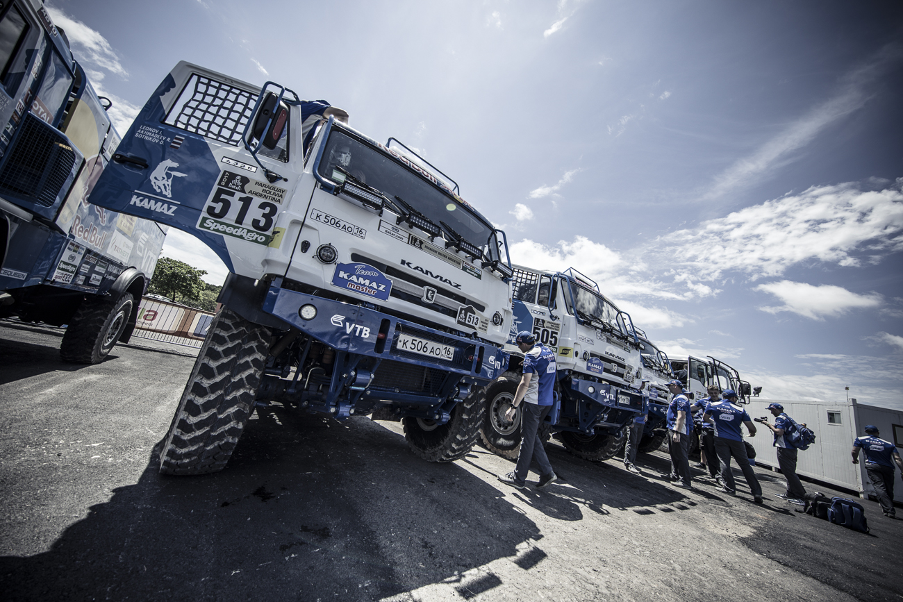 Гоночные грузовики «КАМАЗ-мастер» прошли технические проверки перед «Дакаром»