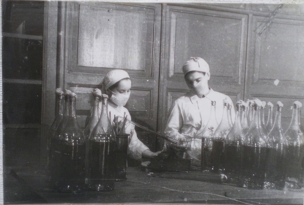 Солдаты в белых халатах