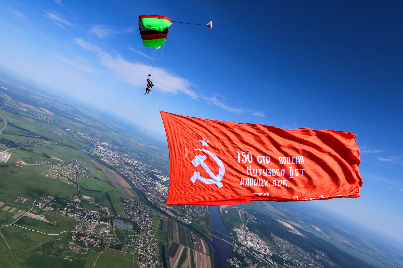 Знамя Победы в небе над Подмосковьем: история рекордного прыжка 