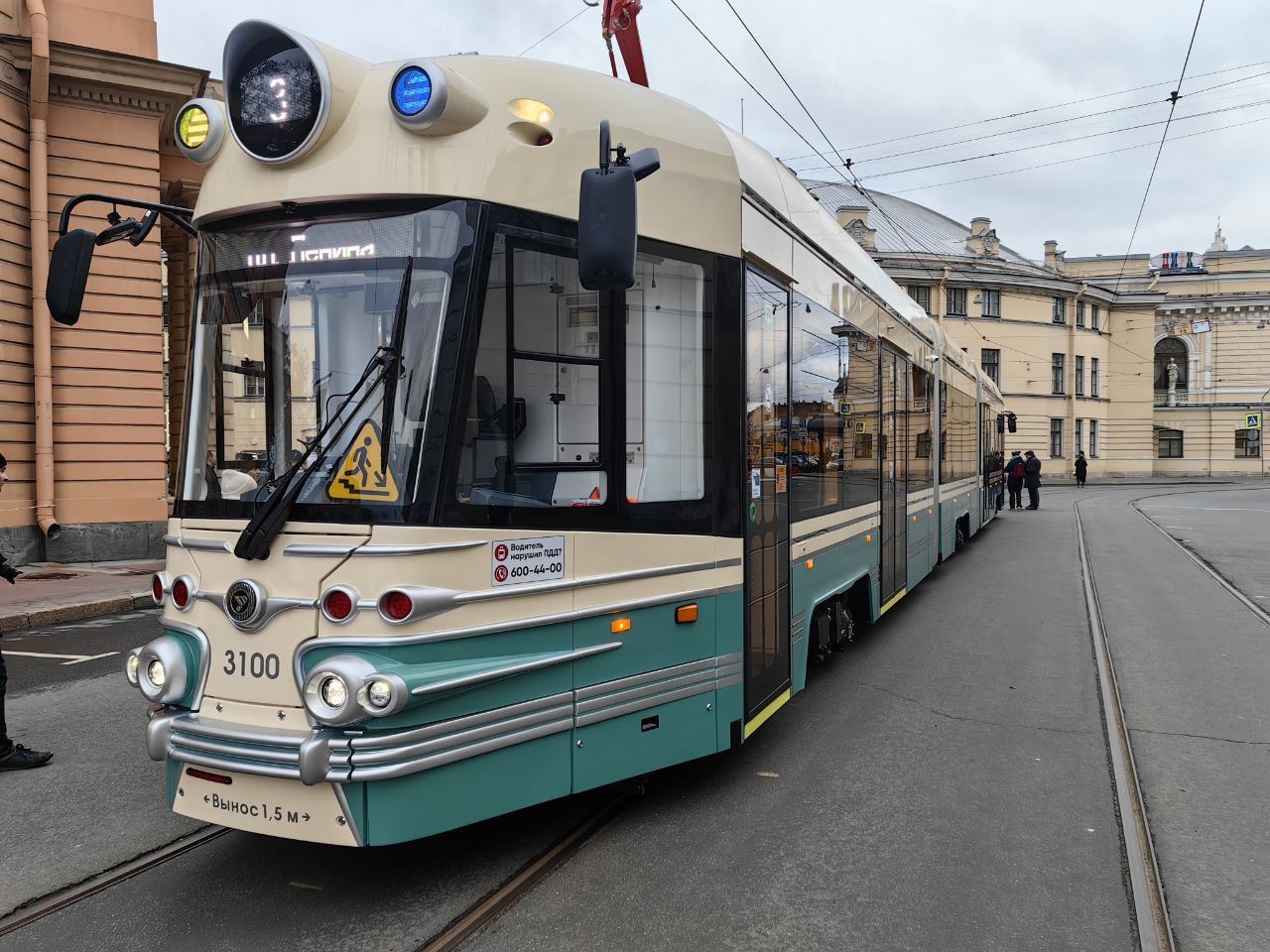 Ростех представил в Санкт-Петербурге новый трамвай «Достоевский» в ретро-стиле