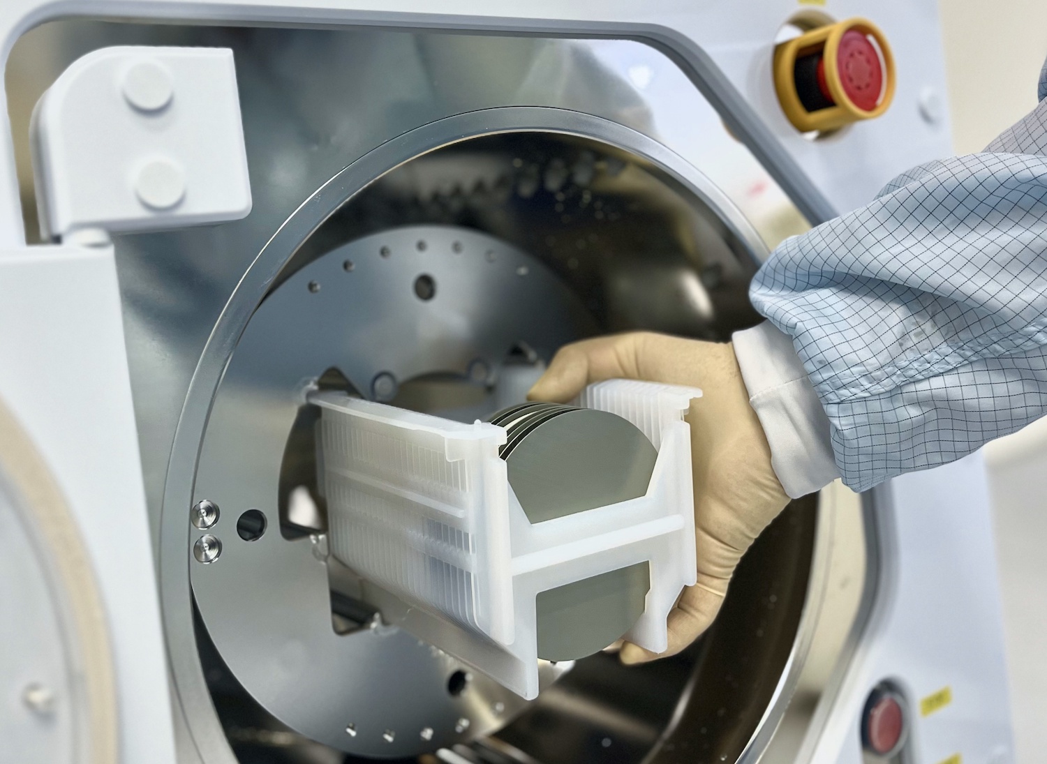 Ростех при поддержке ФРП первым в России начал промышленный выпуск германиевых пластин для солнечных батарей космических аппаратов