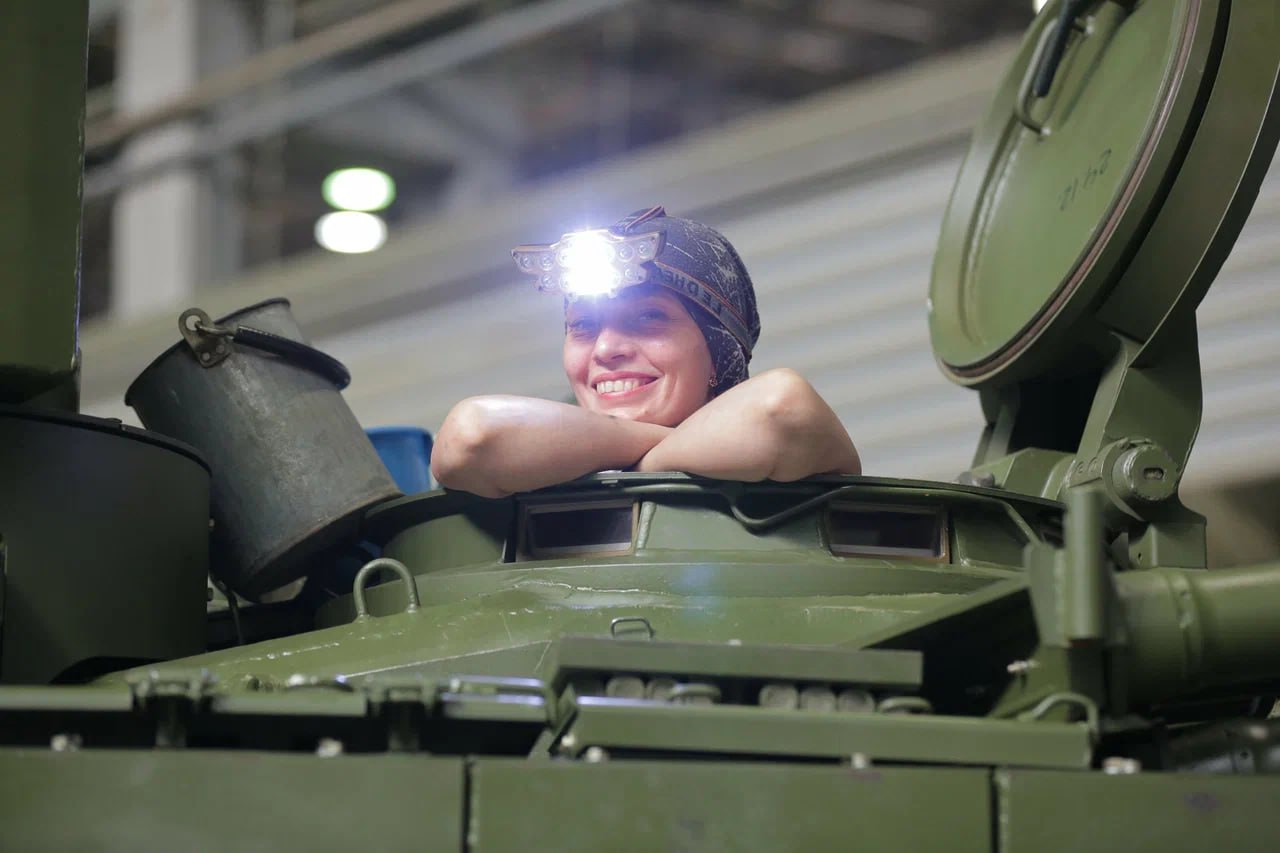 «Трудимся, чтобы ребята скорее вернулись домой». О «неженских» профессиях танкостроения