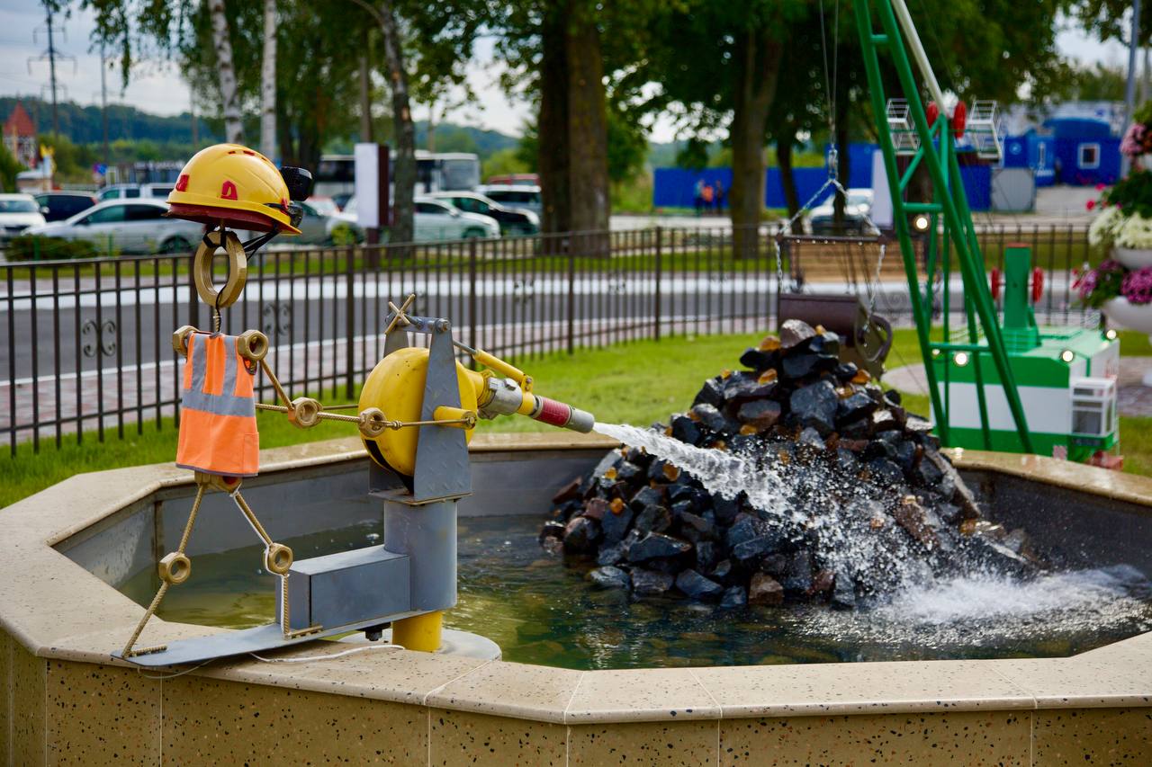 Янтарный комбинат установил фонтан, имитирующий процесс добычи солнечного камня 