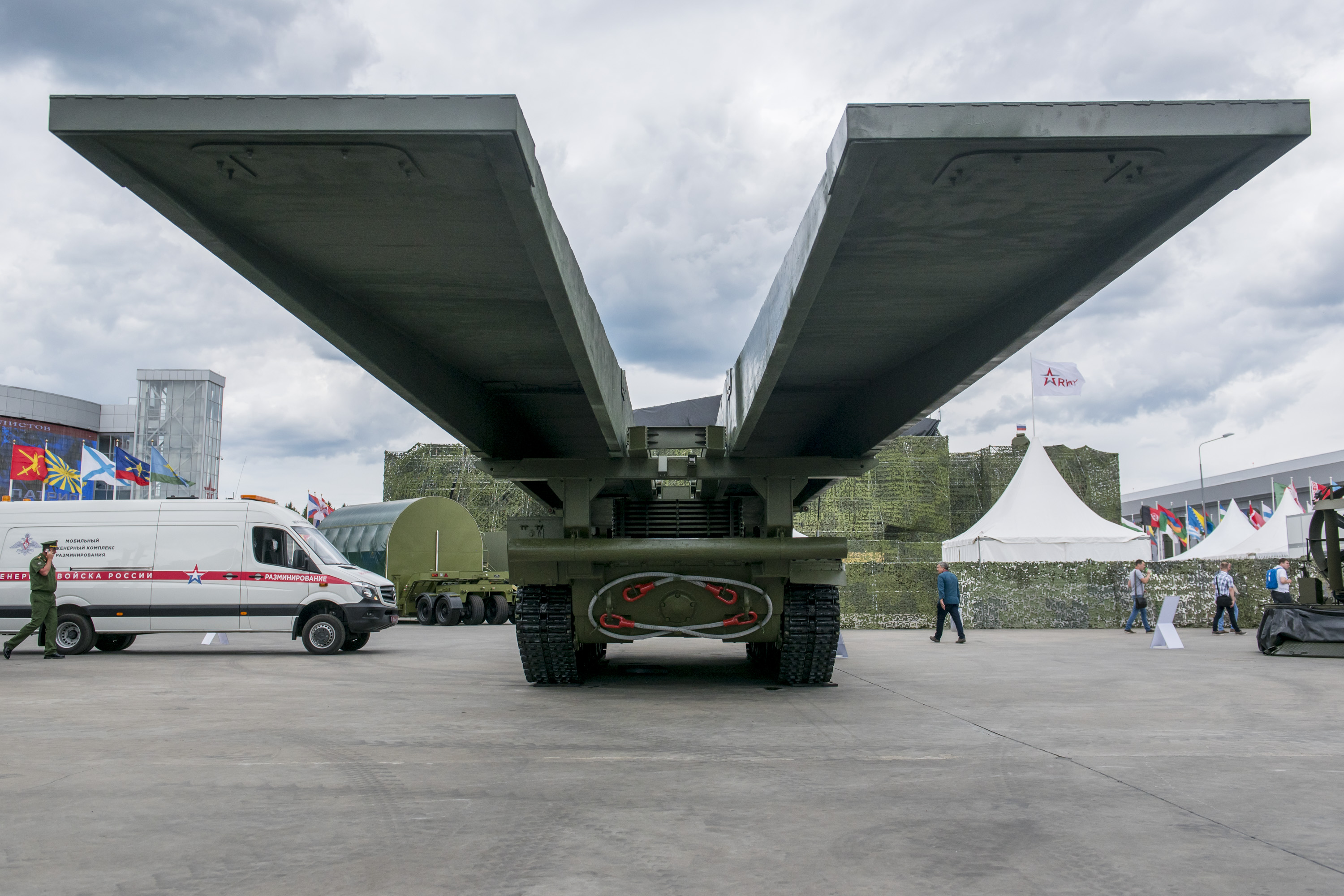 Уралвагонзавод показывает на «Армии-2019» новейший мостоукладчик