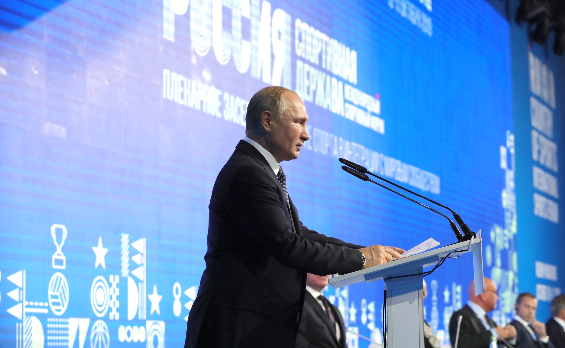Владимир Путин предложил создавать физкультурно-спортивные клубы на предприятиях