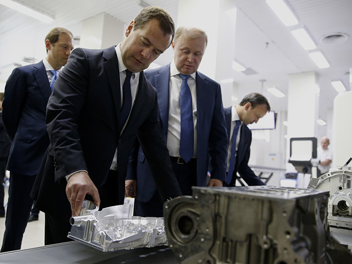 Дмитрий Медведев оценил инновационные разработки холдинга «Швабе»