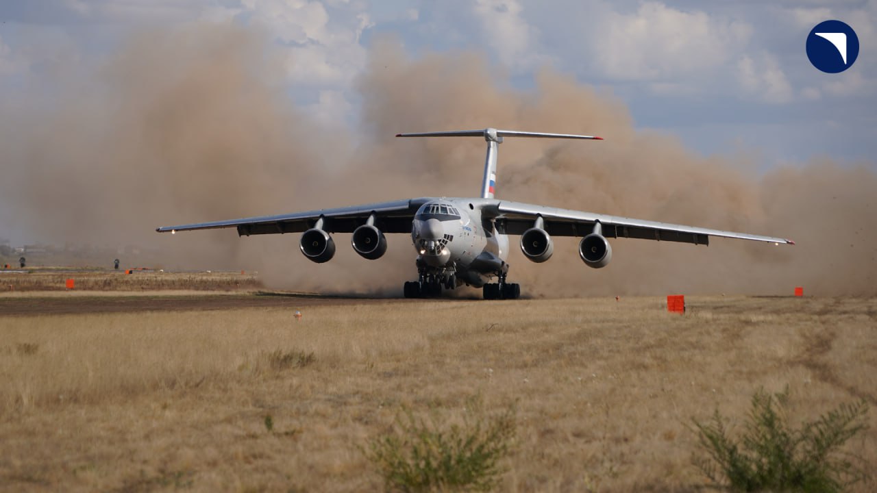 Ил-76МД-90А впервые выполнил посадку и взлет с грунта 