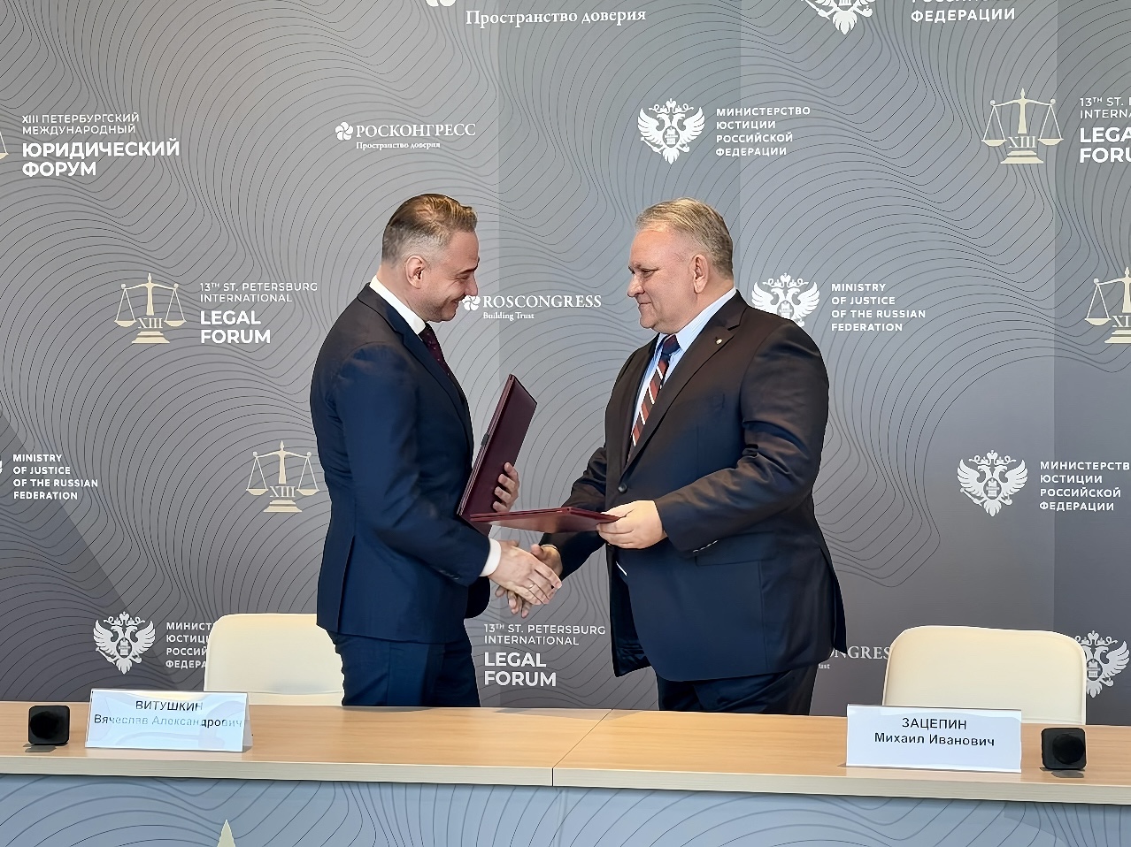 Янтарный комбинат Ростеха передаст Минюсту РФ эталонные образцы балтийского янтаря