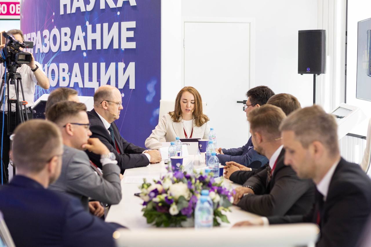 Ректоры вузов презентовали на ПМЭФ успешные практики сотрудничества с Ростехом