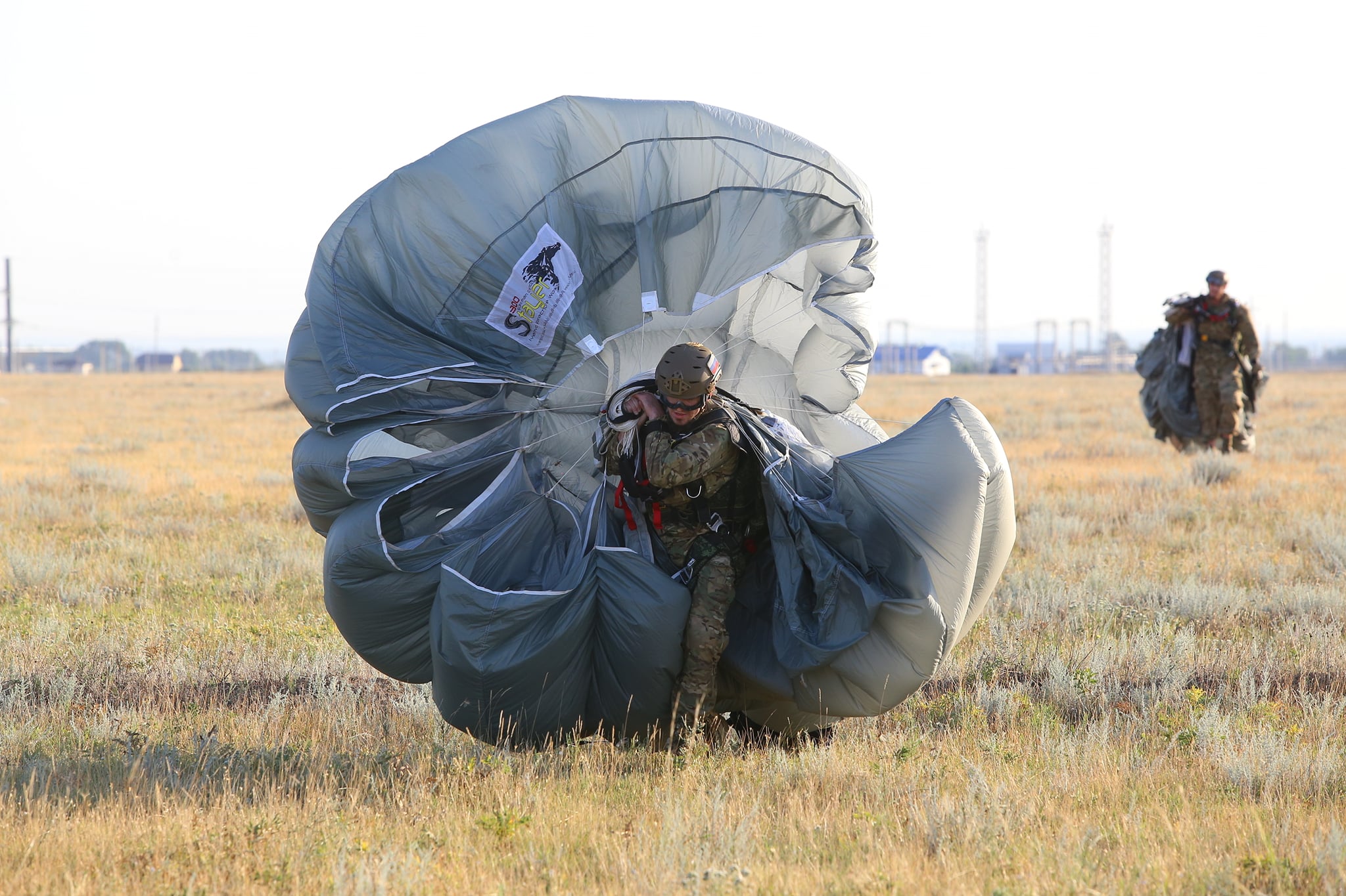 Ростех начал поставки новых парашютов для российского спецназа