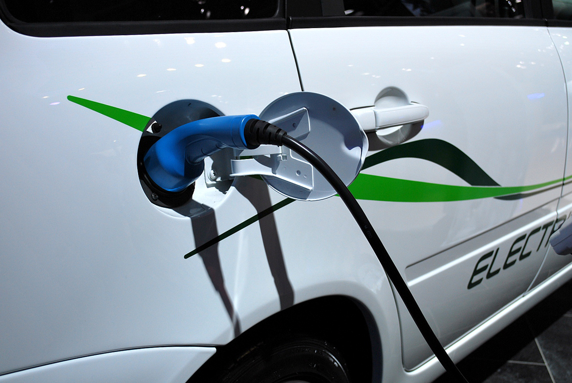 Ростех оборудует федеральные трассы зарядками для электромобилей