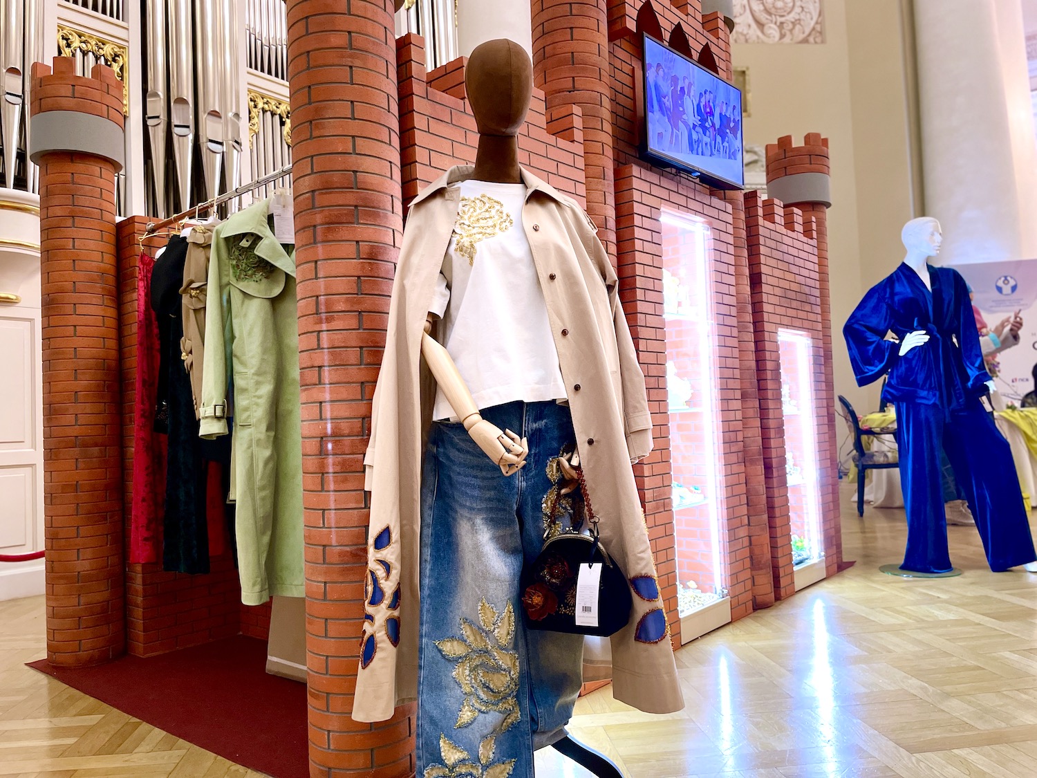 Дизайнеры Янтарного комбината представили джинсы и футболки с янтарной мозаикой