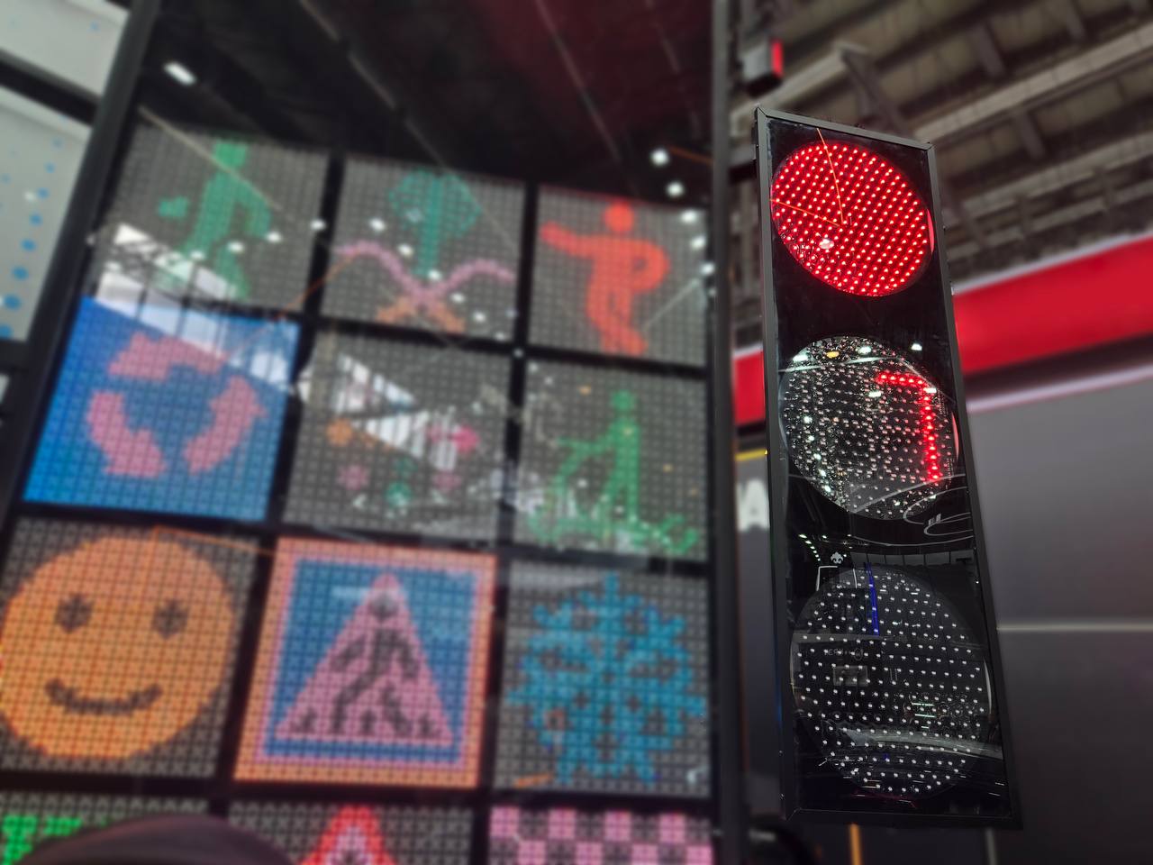 Ростех представил на «Иннопроме» новый «умный» светофор