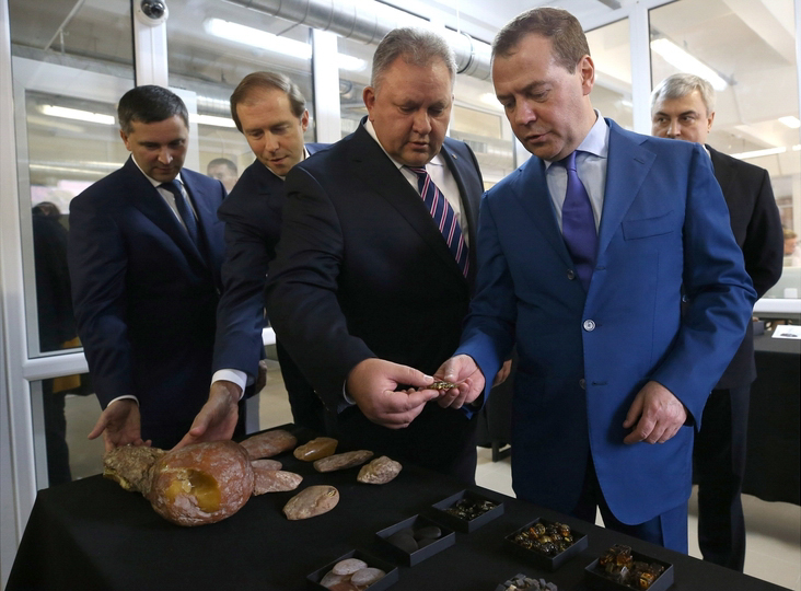 Дмитрий Медведев посетил Калининградский янтарный комбинат