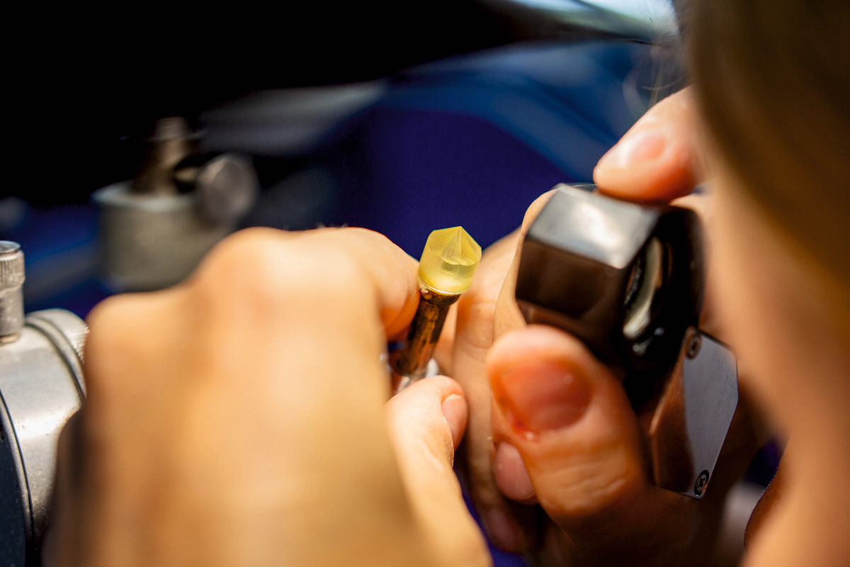 На Янтарном комбинате начали выполнять новые виды огранки